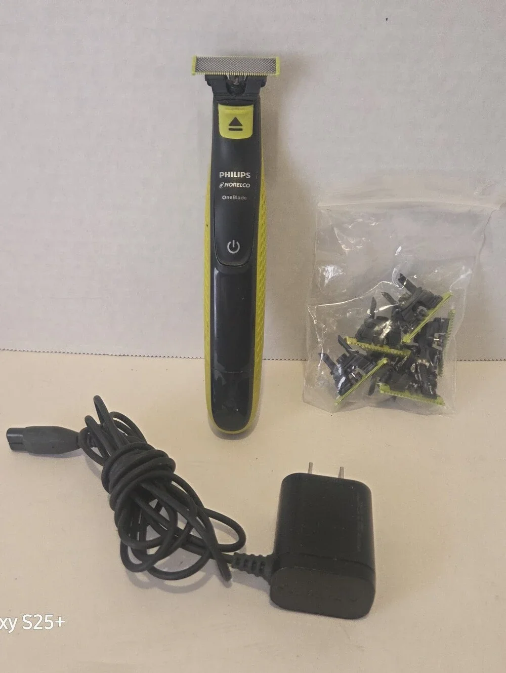 Philips Norelco OneBlade QP6530 Trim Edge Shave PREOWNED Extra Blades